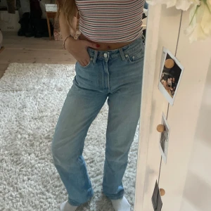 Ljusblå Weekday jeans - Raka ljusblå Weekday jeans i modellen Voyage i storlek 24. (Använda i bra skick)