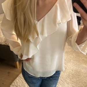 Zara topp/blus - Vit blus i storlek m, använd endast en gång och har inga defekter❣️