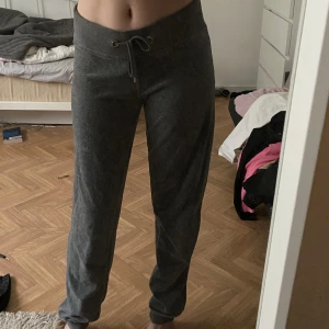 Grå mjukisbyxor  - Tappat formen lite