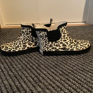 Gummistövlar  - Ett par gummistövlar i leopard från Nordbjörn i bra sick i storlek 35