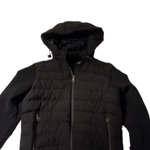 Moncler Cardigan - Säljer min moncler Cardigan(luva ingår), finns lite skråmor som syns på bilden men inte mer än så, skriv gärna pris förslag