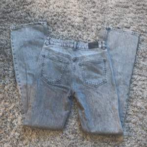 Superfina midwaist jeans, tyvärr lite slitna nertill som ni ser på första bilden