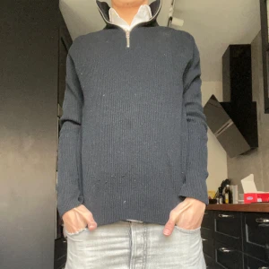 Svart Half Zip tröja  - Säljer en Sjuk snygg Half zip tröja från Jack and Jones bra skick 8/10 hör av dig om du har några frågor eller funderingar!