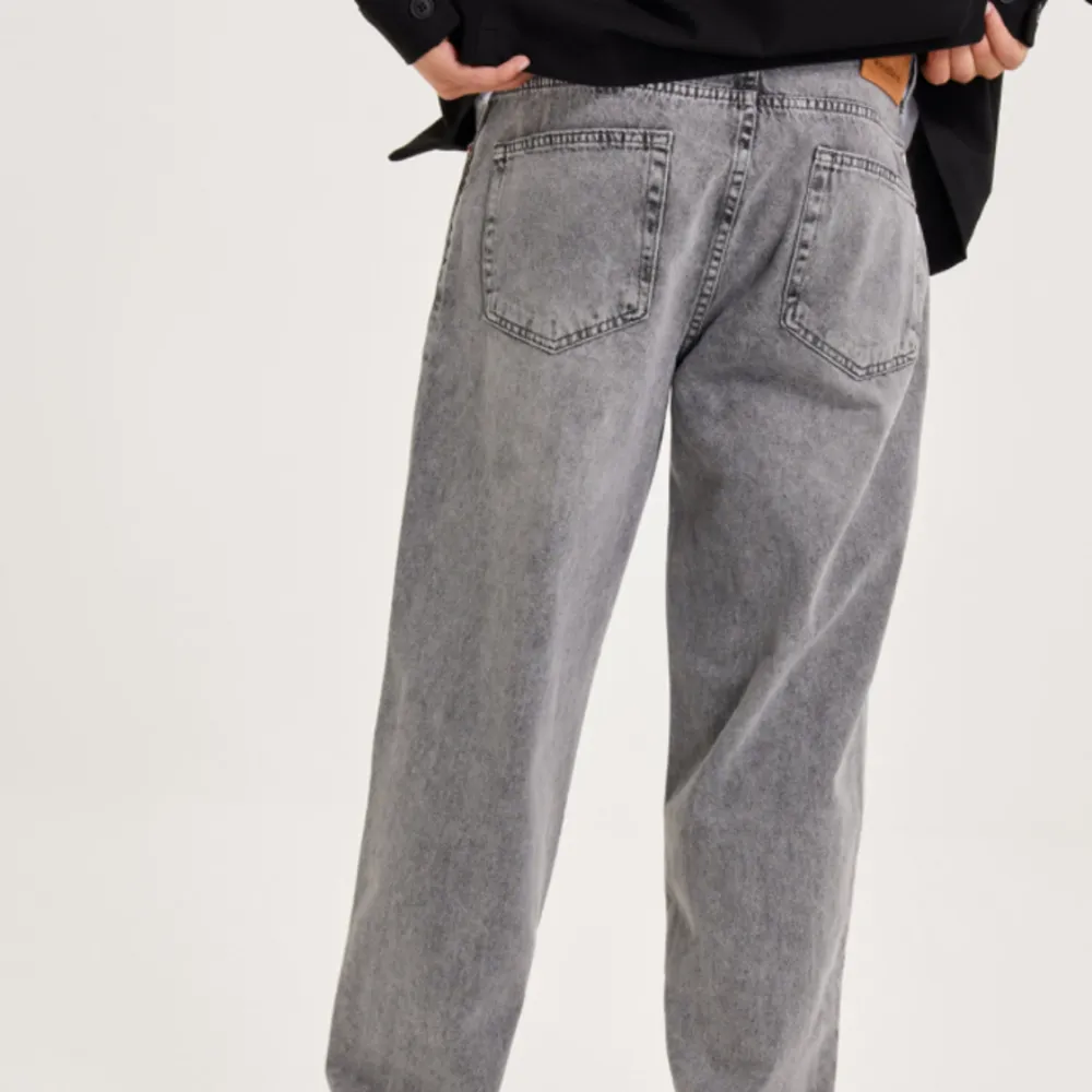 Hej, säljer ett par gråa jeans från woodbird, dem har inga fläckar eller skador. Nypris 800 kronor men säljer för 400. Frågor eller funderingar är det bara att höra av sig ❤️. Jeans & Byxor.