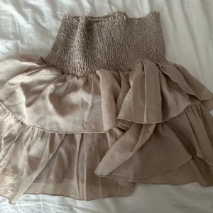 Kjol - En fin och gullig beige volang kjol, aldrig använd. 