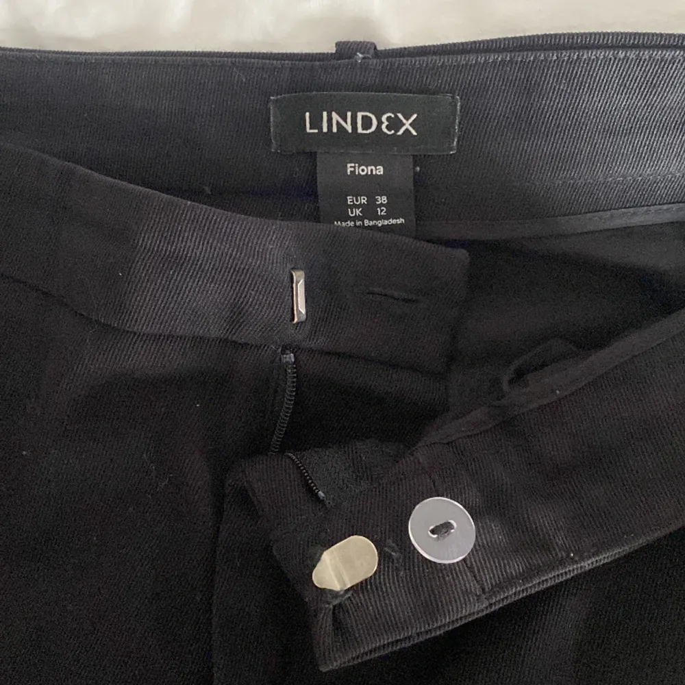 Superfina kostymbyxor från Lindex som inte kommer till användning. Den silvriga knappen som man ser på andra bilden har gått sönder men har sytt tillbaka den så de går att använda. . Jeans & Byxor.