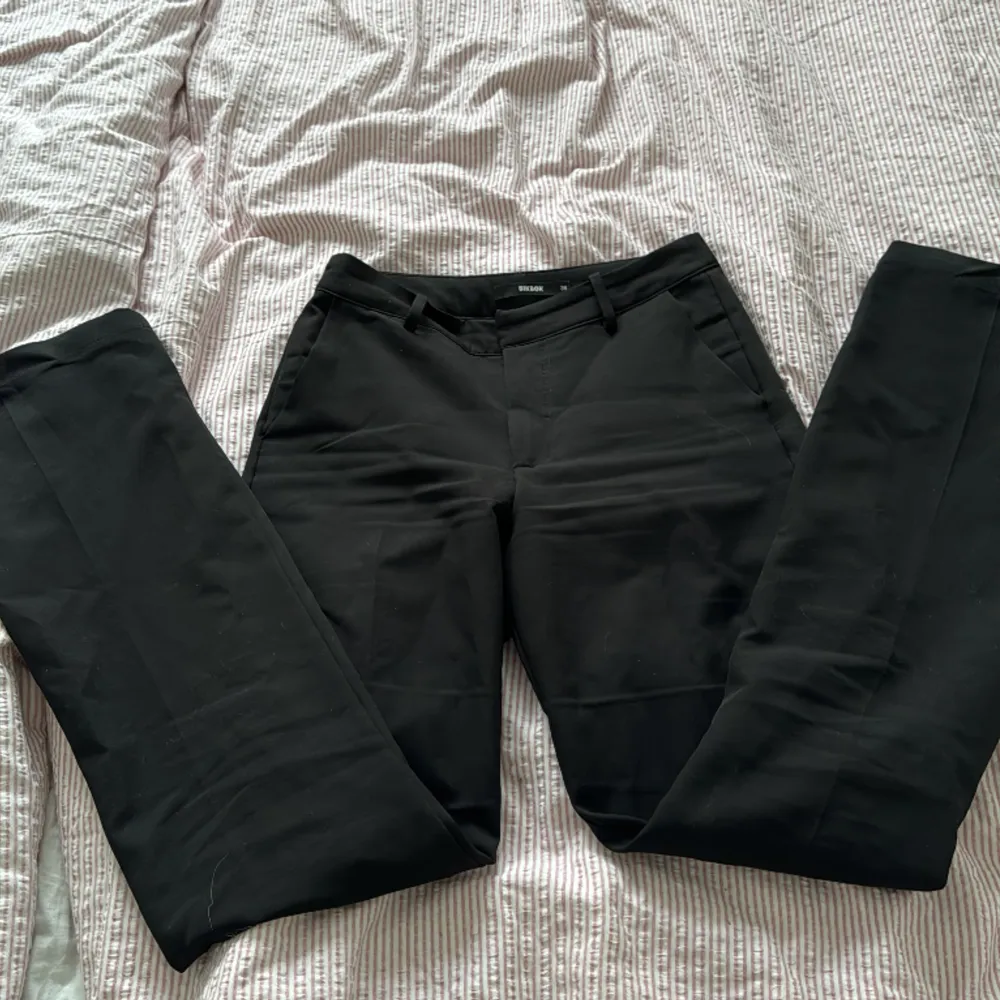 Kostymbyxor från bikbok som säljs då de ej kommer till användning längre och är i gott skick då de har används få gånger. Jeans & Byxor.