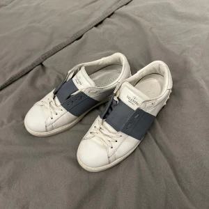 Valentino open - Valentino open, storlek 41, bra använt skick, inget og, pris 2000