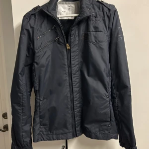 G star raw windbreaker - Tja säljer denna riktigt feta G star windbreakern inga defekter. Medium sitter som small. hör av vid funderingar.