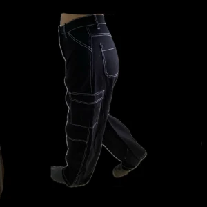 Svarta cargobyxor med vita sömmar - Supercoola, svarta cargobyxor med vita sömmar från H&M, Divided. Endast använda två gånger. Säljer då de inte kommer till användning 