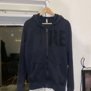 Replay hoodie - Replay hoodie i gott skick. Säljes pga den inte används. Köpt för ca 1100kr. Kontakta mig frågor och fler bilder! 😁