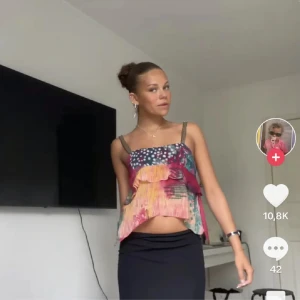 Zara topp - Säljer denna snygga sommar topp💞 köptes i somras för 400 den är verkligen helt oanvänd med prislappen på🍹🍹 har du några frågor är det bara att kontakta mig!!🍧 tryck på köp nu🍬