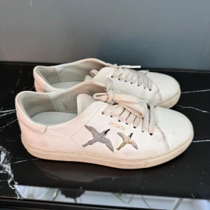 Axel Arigato Skor - Ett par Axel Arigato skor ”Clean 90 sneakers” modell.  Nypris ca 2400kr  Storlek - 36