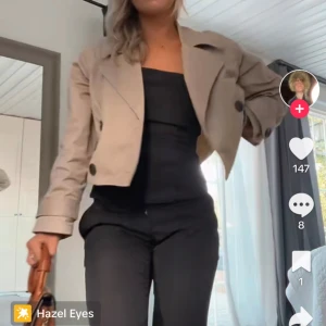 Vår/ somnar jacka  - Säljer denna från lager 157. Köpte för 400 och säljer för 300 men priset kan diskuteras vid snabb affär. Använt den bara 2 gånger sen jag köpte den 💕 