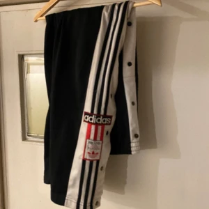 Adidas Byxor  - Adidas byxor med knappar på sidorna  Gott skick 