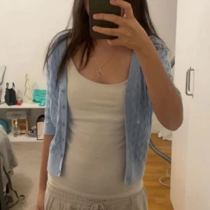 Super fin ljusblå kofta!! - LÅNAD BILD! Jag säljer denna trekvartsärmad kofta som tyvärr inte kommer till användning, bra skick och den kommer ifrån Kappahl!!