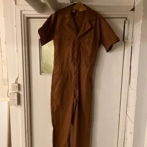 Brun overall  - En brun overall storlek S (34/36) Long  Sparsamt andvänd i gott skick 