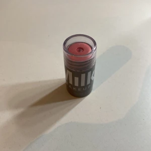 Blush  - Den är använd men kommer inte till nån användning längre så säljer den. Tar emot byten. I färgen dash💗💗