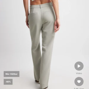 Gråa Kostymbyxor NA-KD  - Säljer mina gråa kostymbyxor i stl 38 från NA-KD’s kollektion tillsammans med Lojsan Wallin. Helt oanvända med lapp kvar. Inköps pris 599kr. 