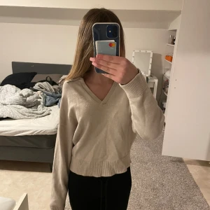 Stickad tröja  - Säljer då tröjan inte kommer till användning 