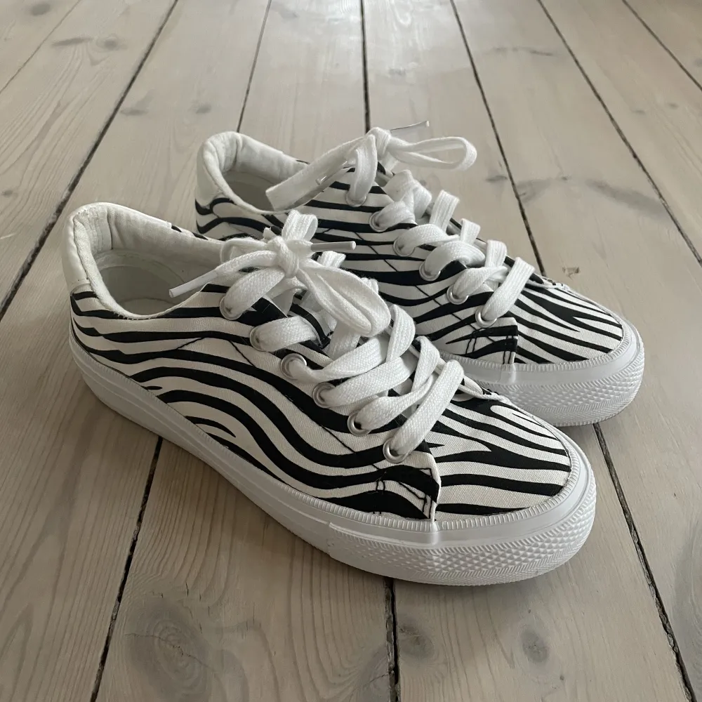 Coola zebra skor från Reserved! Storlek 38💗. Skor.