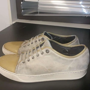 Lanvin - Säljer ett par feta Lanvin skor i storlek 9 (sitter som 42-43). Skicket är 4-5/10 men fortfarande en riktig steal för 800 spänn. Hör av er vid frågor eller funderingar. Box finns ej kvar.