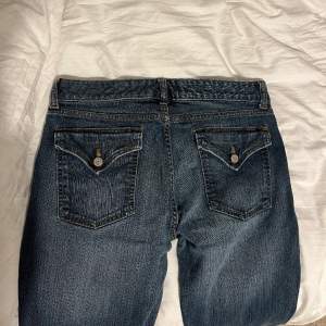 så fina och snygga bootcut jeans som är köpta på en second hand butik i USA 🌟 Midjemått är 39cm och innerbenslängden 76cm 😇