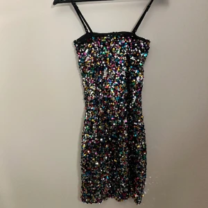 Multifärgad glittrig paljettklänning med avtagbara band - Jättefint skick då jag knappt använt den.