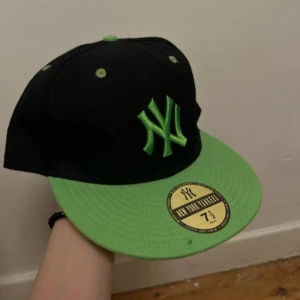 NY yankees fitted  - Fick den i present men har aldrig använt den, helt ny. 