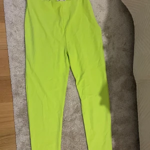 Gröna finbyxor helt oanvända nyskick - Oanvända gröna finbyxor i nyskick 