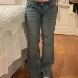 Low waist Jeans - Säljer dessa super fina jeansen från H&M💕 Dem är nästan alltid slutsålda och jag har ingen användning för dem längre så tänker att jag kan sälja vidare!💕(bilder från förra ägaren💕) skriv privat innan ni trycker köp nu!💕