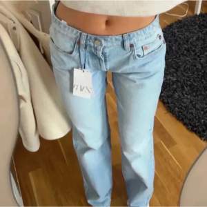 Jeans från zara i en ljusare blå tvätt. Aldrig använda endast testade! Passar mig i längden som är ungefär 170cm. Skriv för fler bilder🤗