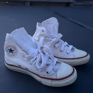 Vita Converse  - Använda Converse som är lite smutsiga men inget hål eller problem med sulan. Fin kvalitet☺️