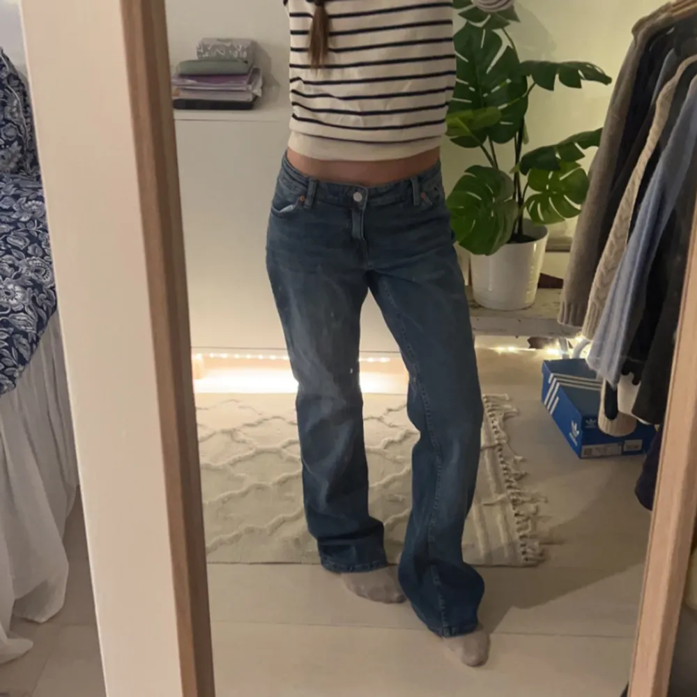 Helt oanvända jeans från Monki🙌🏼Midjemått: 34cm rakt över, Innerbenslängd: 79cm. Jeans & Byxor.