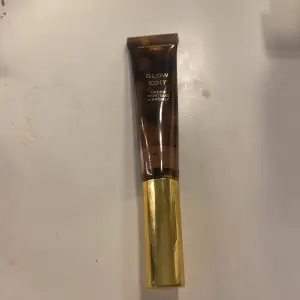 Säljer en kräm contour och bronzer wand! Använd en gång på handen.