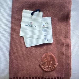 Moncler scarf - Bra skick! Mycket snygg och värmer mycket bra! Den är typ 47 cm x 177 utan fransar! Ursprungliga lapparna kommer med!