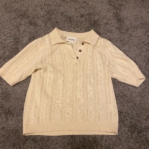 Monki tröja  - Beige tröja med mönster💕 aldrig använd men däremot finns inte prislappen kvar. 