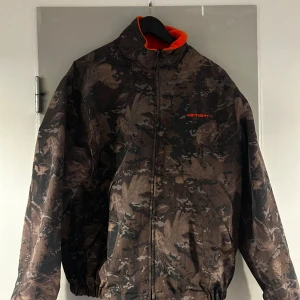 Carhartt bomberjacka  - Vändbar bomberjacka från Carhartt i storlek medium. I princip oanvänd. 