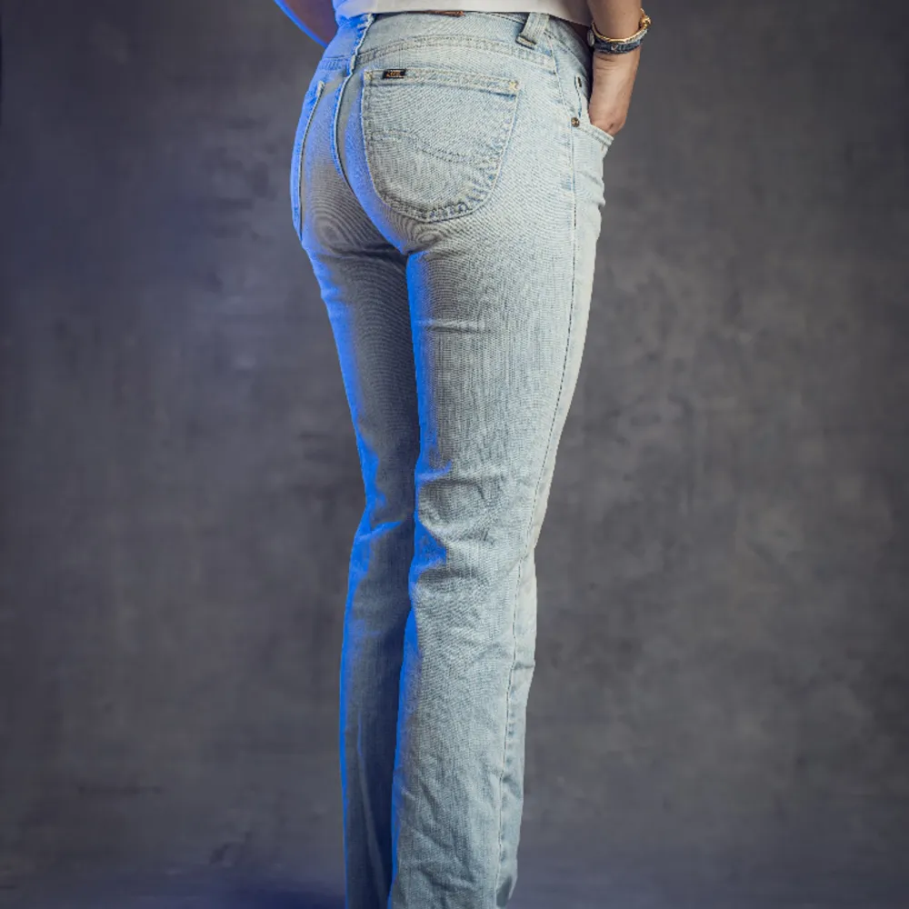 Lee Jeans lowwaist Pris: 299kr midjemått (rakt över): 34 cm innerbens längd: 74 cm  ytterbens längd: 97 cm. Jeans & Byxor.