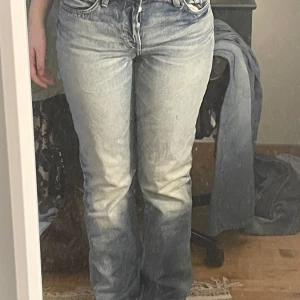 Pin Mid Straight Jeans - Från Weekday, skitsnygga men för små. Bara använda 2-3 gånger.  Jag är 169 cm lång för referens