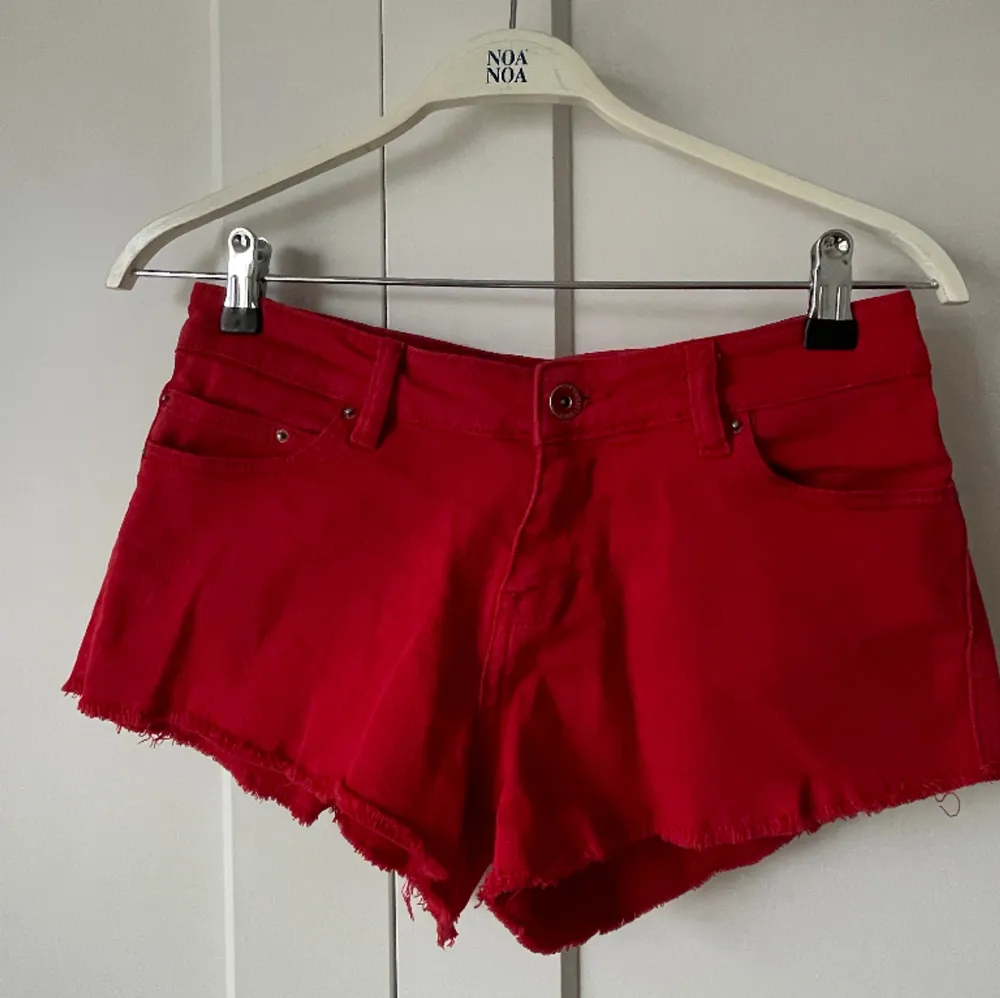 Superfina röda lågmidjade shorts! Säljer då dom tyvärr blivit för små för mig! . Shorts.