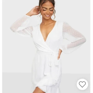 klänning 🤍 - superfin klänning från nelly 🤍 säljer då den var för kort för mig, jag är 175 för referens. prislapp finns kvar! perfekt inför studenten!! nypris 499kr