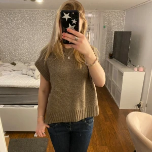 Stickad topp - Superfin stickad topp i nyskick! Strl L men passar S💕