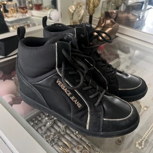 Skor - Versace jeans skor, köpta från zalando. Använd fåtal ggr. Nypris 2000kr Sneakers med inbyggd klack!