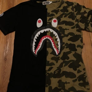 Cool vintage bape T-shirt  - Köpt på plick men aldrig använt själv, as bra skick. Jätte gammal modell så den är svår att få tag på. 