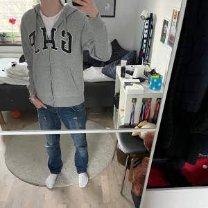 Tja säljer min supersnygga GAP Hoodie i väldigt bra skick. 9/10 cond.  Skriv till mig vid frågor. Online kvitto finns som medkommer.