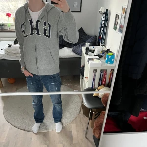 GAP ziphoodie - Tja säljer min supersnygga GAP Hoodie i väldigt bra skick. 9/10 cond.  Skriv till mig vid frågor. Online kvitto finns som medkommer.