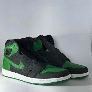 Nike Air Jordan 1 Pine Green - Air Jordan 1 Retro High Pine Green Skick: DSWT (Saknar en shoe tree av kartong) Storlek: US 11, EU 45  Vid önskan om fler bilder eller andra frågor är det bara att hojta till!