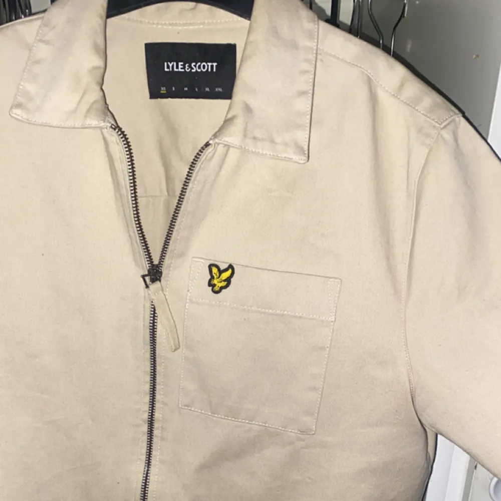 SKIT snygg overshirt, den är helt oanvänd och på topp skick, köpt från lylescott för 1200, den är perfekt inför våren vi har. Det är bara att skriva vid funderingar . Skjortor.