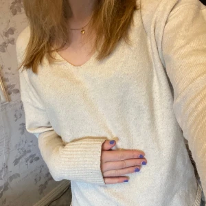 Stickad tröja - Mysig stickad tröja i en benvit/beige färg. Stl S men ganska rymlig i storleken☺️Sparsamt använd